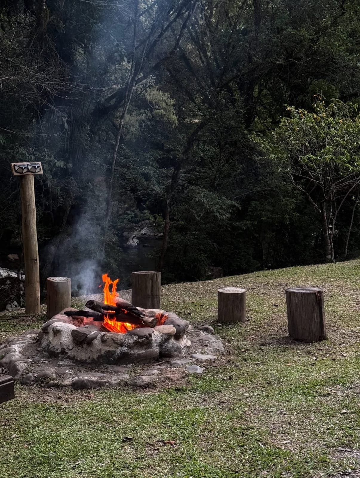 Vista externa de uma cabana