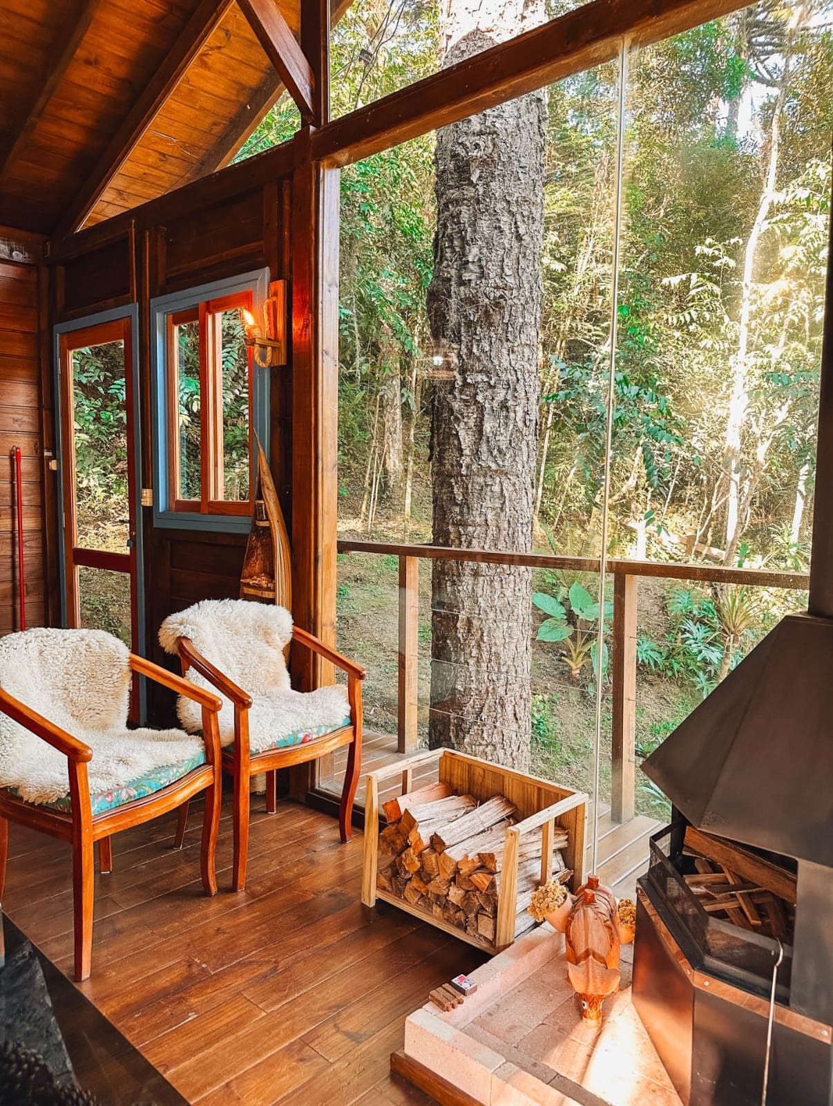 Cabana integrada ao verde